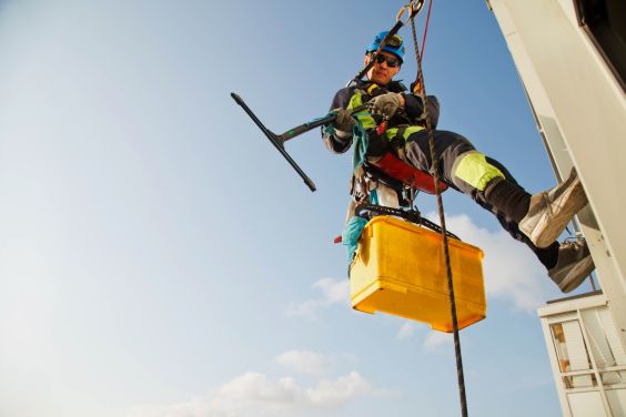 Working at heights online course banner – heights safety and PPE training